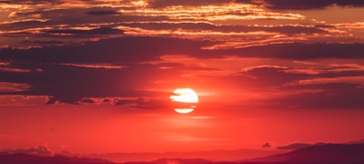 多个分屏显示不同摄像机角度的体育直播画面